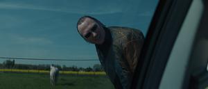 Der Panther hat seinen Lauf. V-Mann Johnny (Lars Eidinger) hält sich irrtümlich für unbesiegbar. 