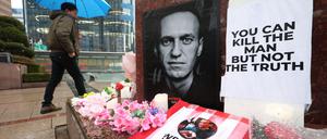 Beileidsbekundungen für den verstorbenen russischen Oppositionsführer Nawalny vor einem Denkmal mit einem Werk des verstorbenen russischen Dichters Puschkin.