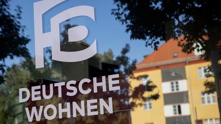 Deutsche Wohnen ist auf der Fensterscheibe des Vermietungsteams der Hufeisensiedlung in Berlin-Neukölln zu sehen.