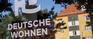 Deutsche Wohnen ist auf der Fensterscheibe des Vermietungsteams der Hufeisensiedlung in Berlin-Neukölln zu sehen.