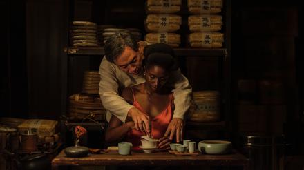 Erotische Tee-Zeremonie. Han Chang und Nina Mélo in „Black Tea“ von 
Abderrahmane Sissako, einer von drei afrikanischen Filmen im Wettbewerb.