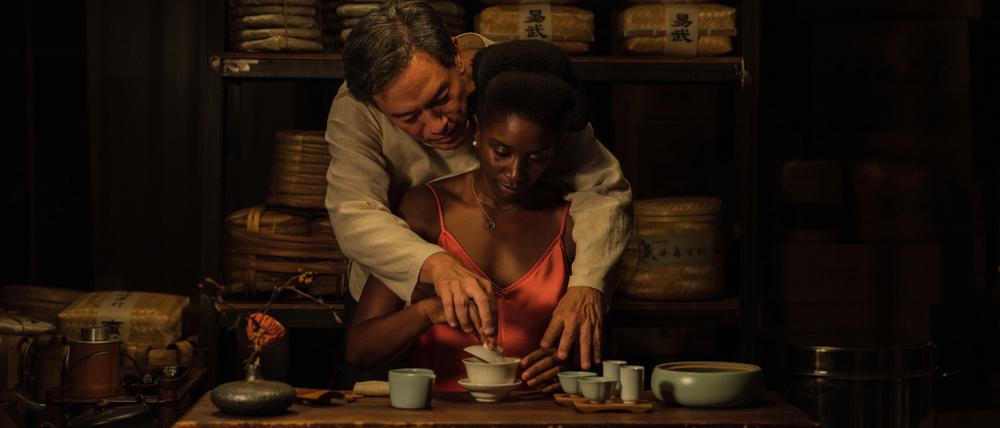 Erotische Tee-Zeremonie. Han Chang und Nina Mélo in „Black Tea“ von
Abderrahmane Sissako, einer von drei afrikanischen Filmen im Wettbewerb.