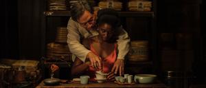 Erotische Tee-Zeremonie. Han Chang und Nina Mélo in „Black Tea“ von 
Abderrahmane Sissako, einer von drei afrikanischen Filmen im Wettbewerb.