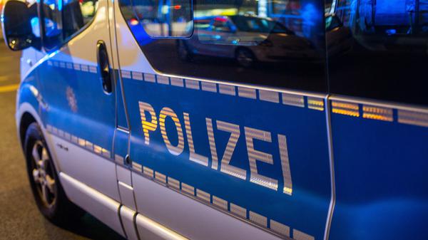 Ein Polizeifahrzeug steht bei einem Einsatz in der Nacht auf der Straße. (Symbolbild)