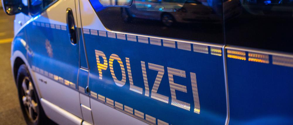 Ein Polizeifahrzeug steht bei einem Einsatz in der Nacht auf der Straße. (Symbolbild)