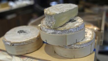 Camembert wird in einem Käseladen in Ville d’Avray in Frankreich verkauft.  