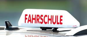 ARCHIV - 13.04.2018, NA, Göttingen: Ein Schild mit der Aufschrift «Fahrschule» ist auf einem Fahrschulauto befestigt. (zu dpa: «Angestaute Fahrprüfungen: Mehr Prüfer und Termine auch samstags») Foto: Swen Pförtner/dpa +++ dpa-Bildfunk +++