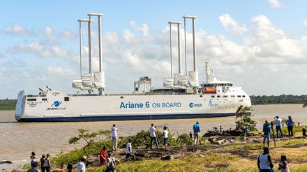 Menschen beobachten die Canopee, ein fanzösisches RoRo-Schiff, bei ihrer Atlantiküberquerung mit Komponenten der europäischen Trägerrakete Ariane 6 in der Nähe von Kourou. 