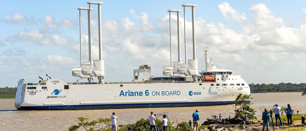 Menschen beobachten die Canopee, ein fanzösisches RoRo-Schiff, bei ihrer Atlantiküberquerung mit Komponenten der europäischen Trägerrakete Ariane 6 in der Nähe von Kourou.