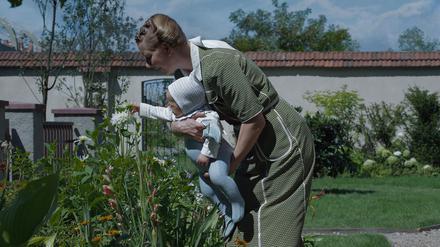 Hedwig Höß (Sandra Hüller) kümmert sich um ihrem „Paradiesgarten“. 