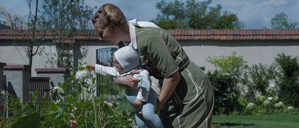 Hedwig Höß (Sandra Hüller) kümmert sich um ihrem „Paradiesgarten“. 