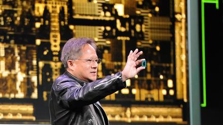 Der Chef des Chipspezialisten Nvidia, Jensen Huang, zeigt auf der Technik-Messe CES den Prototypen eines Chips.