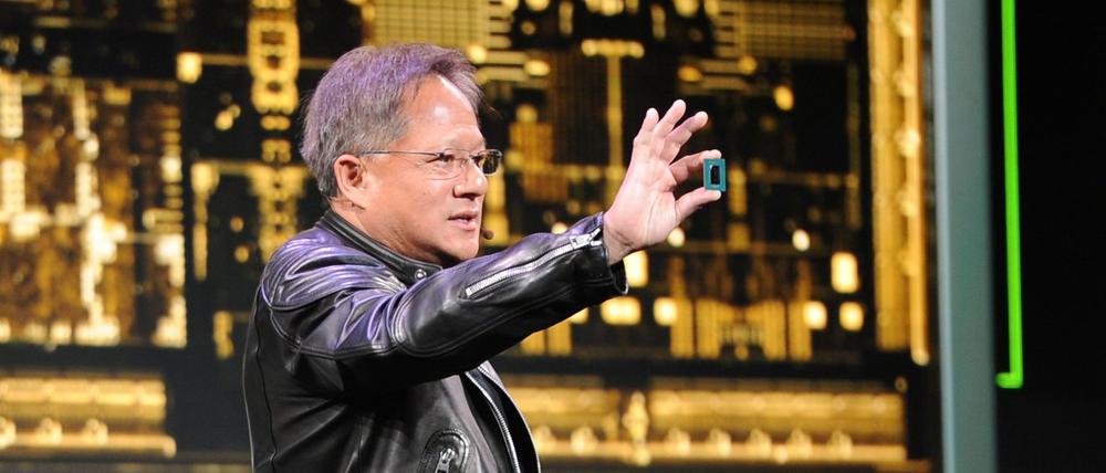 Der Chef des Chipspezialisten Nvidia, Jensen Huang, zeigt auf der Technik-Messe CES den Prototypen eines Chips.