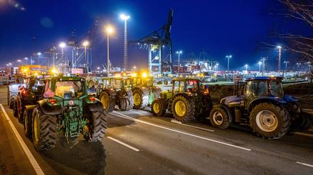 Landwirte versammeln sich zu einer Protestaktion, die von mehreren Landwirtschaftsgewerkschaften organisiert wurde, in der Nähe des Quai 730 im Hafen von Antwerpen.