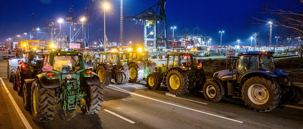 Landwirte versammeln sich zu einer Protestaktion, die von mehreren Landwirtschaftsgewerkschaften organisiert wurde, in der Nähe des Quai 730 im Hafen von Antwerpen.