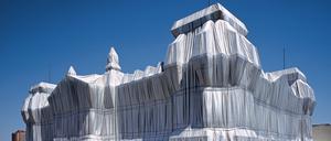 Am 24. Juni 1995 war es so weit: Nach langem Streit um das Kunstprojekt war der Reichstag komplett mit Stoff verhüllt. 