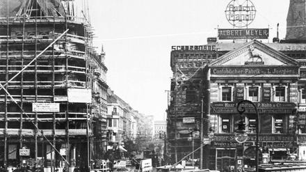 Alexanderplatz Richtung Landsberger Straße and Alexanderstraße,mit dem Manoli Rad auf dem Dach des Hauses mit den 99 Schafsköpfen; um 1910.
