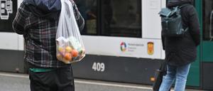Potsdam, 19.02.2024, Lokales, Menschen, Leute, Einkaufen, Tram, Straßenbahn, Strassenbahn, Symbolfoto, Genrebild.