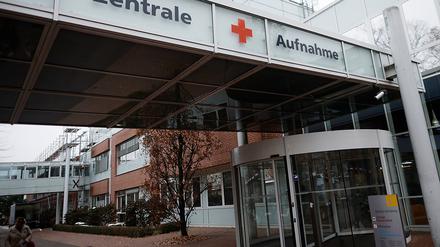 ARCHIV - 08.12.2023, Brandenburg, Neuruppin: Die zentrale Aufnahme des Universitätsklinikum Ruppin-Brandenburg. Als ein großes Krankenhaus in Brandenburg hat das Universitätsklinikum in Neuruppin die Schließung zweier Fachabteilungen Anfang 2024 angekündigt. (zu dpa: «Proteste gegen Schließungen am Klinikum in Neuruppin») (zu dpa: «Klinikum in Neuruppin schließt Abteilungen nun doch nicht») Foto: Carsten Koall/dpa +++ dpa-Bildfunk +++