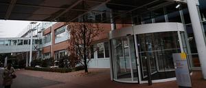 ARCHIV - 08.12.2023, Brandenburg, Neuruppin: Die zentrale Aufnahme des Universitätsklinikum Ruppin-Brandenburg. Als ein großes Krankenhaus in Brandenburg hat das Universitätsklinikum in Neuruppin die Schließung zweier Fachabteilungen Anfang 2024 angekündigt. (zu dpa: «Proteste gegen Schließungen am Klinikum in Neuruppin») (zu dpa: «Klinikum in Neuruppin schließt Abteilungen nun doch nicht») Foto: Carsten Koall/dpa +++ dpa-Bildfunk +++