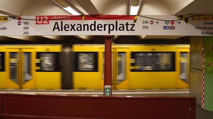 Blick auf eine abfahrende U2 am Alexanderplatz. 