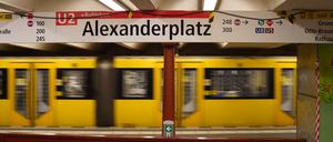 Blick auf eine abfahrende U2 am Alexanderplatz.