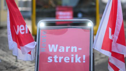 Ein Schild mit der Aufschrift Warnstreik.
