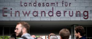 ARCHIV - 30.05.2022, Berlin: Menschen stehen vor dem Berliner Landesamt für Einwanderung. (zu dpa: «Neue zentrale Einbürgerungsstelle: 5000 Anträge im ersten Monat») Foto: Britta Pedersen/dpa +++ dpa-Bildfunk +++