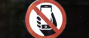 Smartphoneverbotsschild an Schulen. Schüler sollen im Unterricht nicht mehr aufs Handy gucken dürfen.