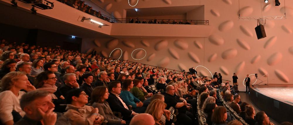 Potsdam, 30.01.2024, Lokales,
Juli Zeh & Olaf Scholz sprechen im Nikolaisaal über „Zeiten des Umbruchs“, Symbolfoto, Besucher, Zuschauer,
Foto: Ottmar Winter PNN