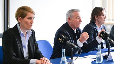 Landespolizeipräsidentin Stefanie Hinz (l-r), Thomas Strobl (CDU), Innenminister von Baden-Württemberg, und Andreas Stenger, Präsident des Landeskrimnalamtes Baden-Württemberg, sprechen im Landeskriminalamt bei einer Pressekonferenz zum Thema Bandenkriminalität. 