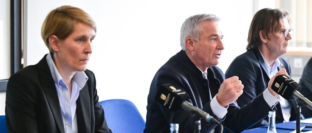 Landespolizeipräsidentin Stefanie Hinz (l-r), Thomas Strobl (CDU), Innenminister von Baden-Württemberg, und Andreas Stenger, Präsident des Landeskrimnalamtes Baden-Württemberg, sprechen im Landeskriminalamt bei einer Pressekonferenz zum Thema Bandenkriminalität.