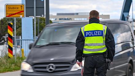 Die Bundespolizei kontrolliert den Einreiseverkehr am deutsch-polnischen Grenzübergang Stadtbrücke zwischen Frankfurt (Oder) und Slubice. 