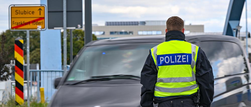Die Bundespolizei kontrolliert den Einreiseverkehr am deutsch-polnischen Grenzübergang Stadtbrücke zwischen Frankfurt (Oder) und Slubice.
