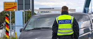 Die Bundespolizei kontrolliert den Einreiseverkehr am deutsch-polnischen Grenzübergang Stadtbrücke zwischen Frankfurt (Oder) und Slubice. 