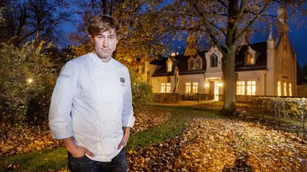  Tim Sillack kocht im Cavalierhaus neben Schloss Branitz in Cottbus. 