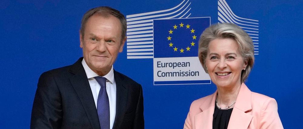 Ursula von der Leyen (r.), Präsidentin der Europäischen Kommission, begrüßt Donald Tusk, Vorsitzenden der polnischen Bürgerkoalition, am Sitz der EU in Brüssel.