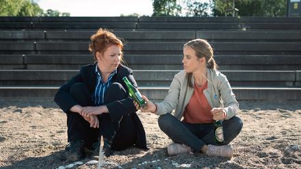 Melly (Lina Beckmann, l.) und Katrin (Anneke Kim Sarnau) nähern sich an.