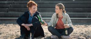 Melly (Lina Beckmann, l.) und Katrin (Anneke Kim Sarnau) nähern sich an.