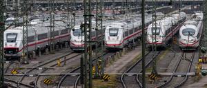 ICE-Züge stehen während eines Streiks außerhalb eines Hauptbahnhofs.