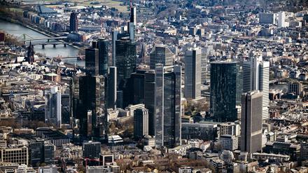 Die Innenstadt von Frankfurt am Main mit dem Bankenviertel, aufgenommen als Luftbild von einem Flugzeug aus. Die neue Anti-Geldwäschebehörde der Europäischen Union soll künftig in Frankfurt angesiedelt sein. 
