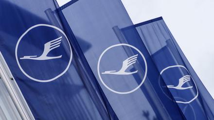 Lufthansa-Flaggen wehen vor dem Lufthansa-Aviation-Center im Wind. Der Vorstand stellt sich weitreichend um. 