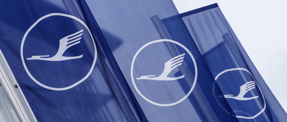 Lufthansa-Flaggen wehen vor dem Lufthansa-Aviation-Center im Wind. Der Vorstand stellt sich weitreichend um. 