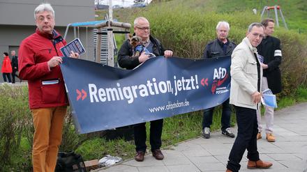 Potsdamer AfD-Vertreter bei einem Protest gegen geplante Sonderbauvorhaben für Flüchtlinge und finanziell schwächer gestellte Potsdamer in Golm.