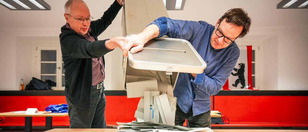 Wahlhelfer leeren bei der Stimmauszählung im Carl von Ossietzky-Gymnasium im Wahllokal 317 die Wahlurnen aus. Wegen zahlreicher Pannen musste die Bundestagswahl 2021 in Berlin teilweise wiederholt werden. Das entschied das Bundesverfassungsgericht am 19. Dezember 2023.