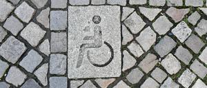 ARCHIV - 05.02.2020, Brandenburg, Potsdam: Die Kennzeichnung eines Behindertenparkplatzes ist in der Innenstadt in das Straßenpflaster integriert. Oftmals scheuen Menschen mit Behinderung den Weg zur Polizei, wenn sie angegriffen wurden. (zu dpa: «Gleichbleibende Zahl von Straftaten gegen Menschen mit Behinderung») Foto: Jens Kalaene/dpa-Zentralbild/dpa +++ dpa-Bildfunk +++
