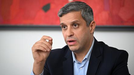 Raed Saleh, Mitglied des Abgeordnetenhauses und Co-Vorsitzender der SPD Berlin, spricht während eines Interviews mit der dpa.