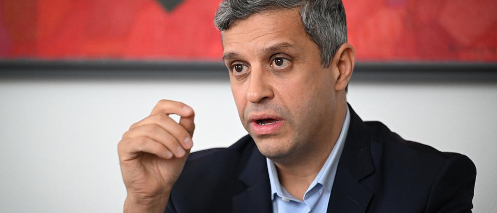 Raed Saleh, Mitglied des Abgeordnetenhauses und Co-Vorsitzender der SPD Berlin, spricht während eines Interviews mit der dpa.