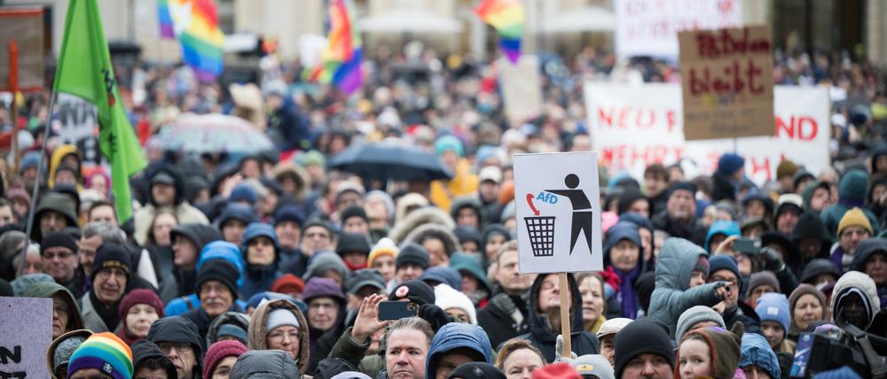 Menschen stehen während der Demonstration «Potsdam wehrt sich» auf dem Alten Markt.