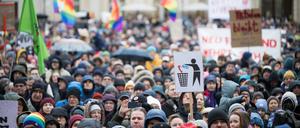 Menschen stehen während der Demonstration «Potsdam wehrt sich» auf dem Alten Markt.